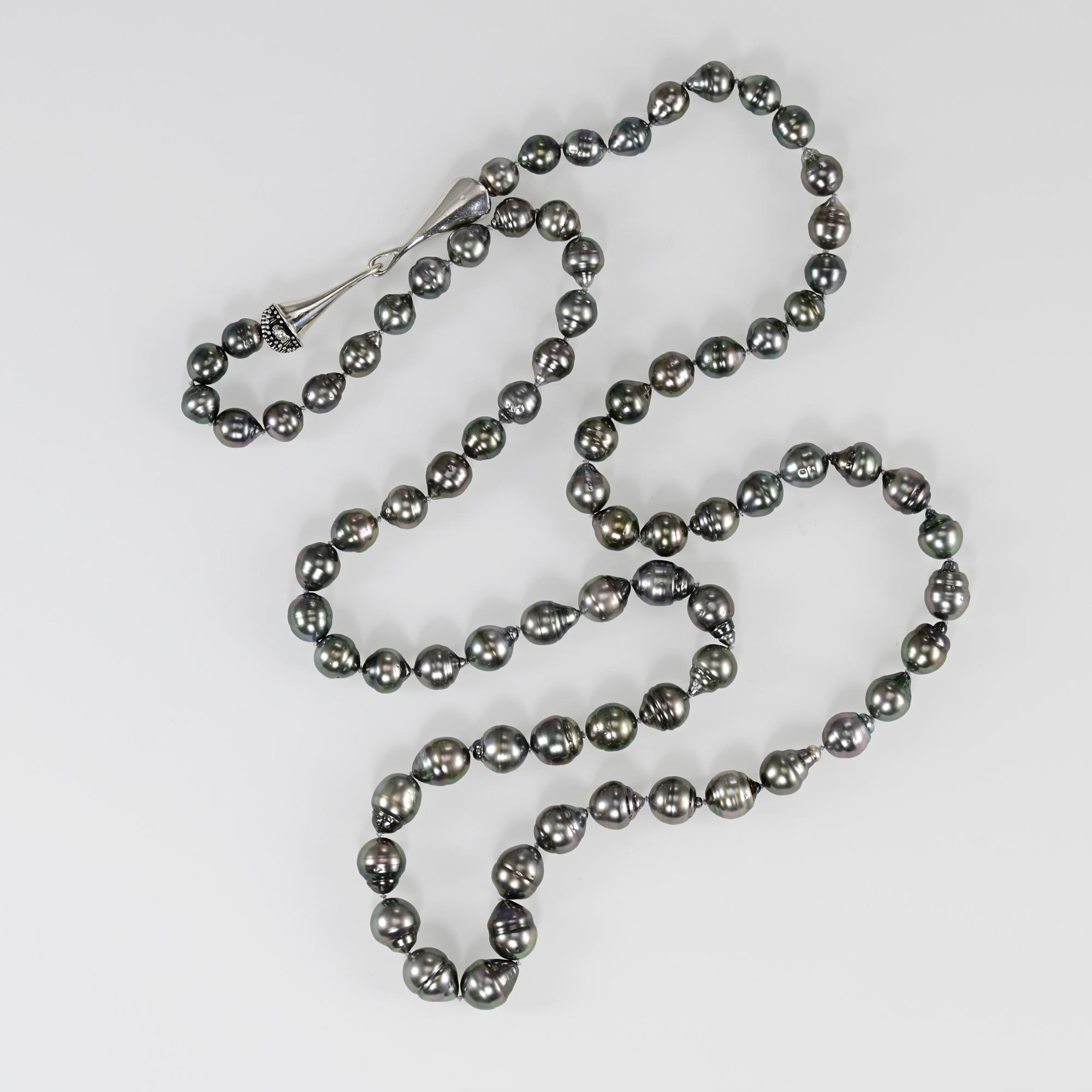 Long rope of Tahitian baroque Pearls in dark grey with silver